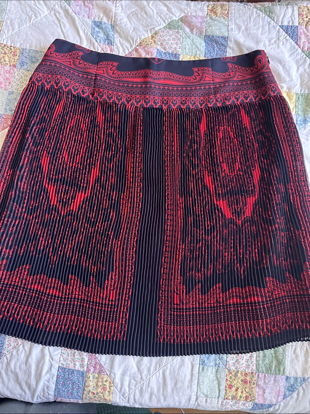 L—Luisa Spagnoli Black and Red Pleated Patterned Skirt